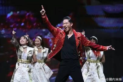 林志玲去为老公黑泽良平的演唱会加油，笑容满面的为老公欢呼