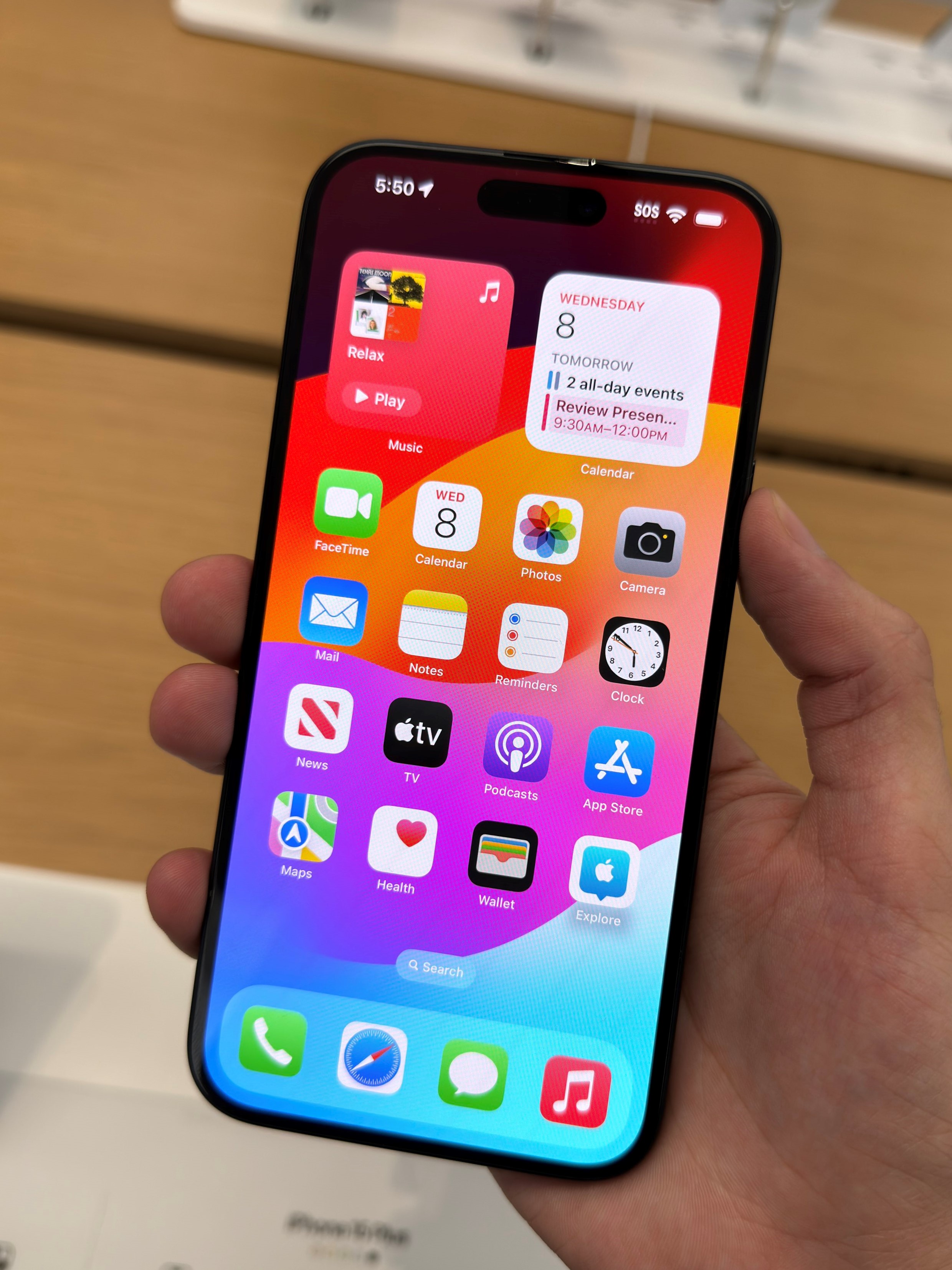 iPhone 15 Plus是一款接近完美的大屏手机，只可惜屏幕刷新率只有60H