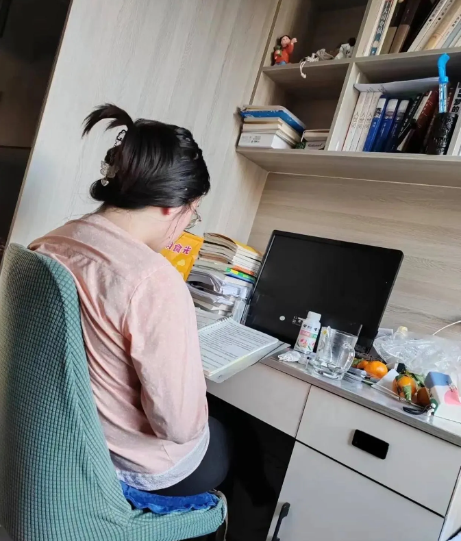 这就是所谓的假学习吧
       女儿快要考研了，一年来一直在家里复习备考 ，
