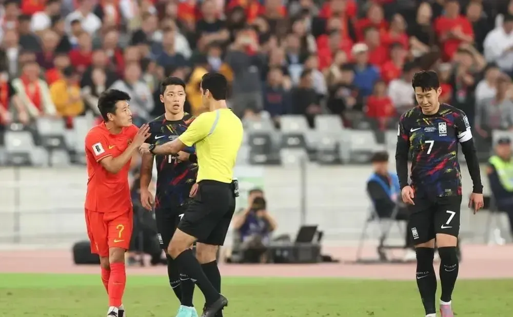 中国男足近战韩国遇挫，亚足联或将追加处罚。
根据目前的消息，中国男足在与韩国ic