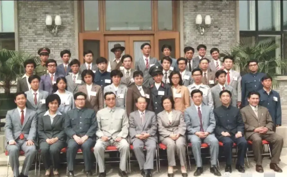 谁能认出第一排的同志