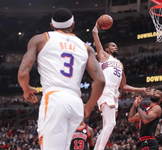 布克复出！太阳三巨头合体，但几点隐患是需要注意的。
根据太阳官方的报道，布克下场