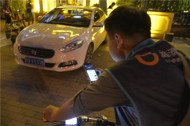 公职人员，竟然晚上兼职代驾！昨晚喊了个代驾，让我吃惊的是，代驾师傅竟然是我认识的