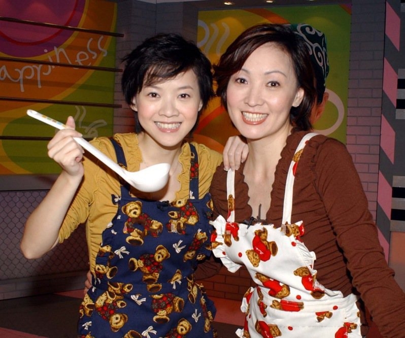 2002年12月，曾宝仪与妈妈王美华主持「宝妈宝妹幸福汤」。（图一）

据悉，王