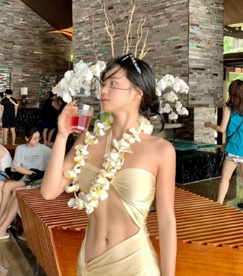 美女分享自己这张照片，评论：感觉你没啥肌肉，但是肉肉的很好看
体脂都低得腹肌清晰
