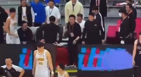 错怪王博！广厦男篮经理爆粗怒骂裁判，让球员离开球馆，对话内容曝光！赛后很多人怒骂