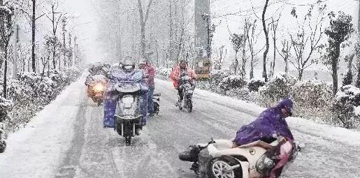 是不是真正的穷人，通过一场大雪基本能看出来。

骑电车的两腿分开叉地，沿着车辙一