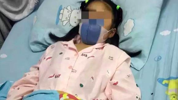震撼！被打破头骨的9岁女孩：老师故意打我