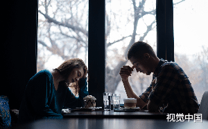 我自杀了，前妻抱着我的尸体不肯让我下葬，最后出乎意料……