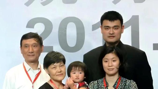 姚明女儿快满14岁！最新照片曝光“萝莉脸巨人身”，身高破1.93米