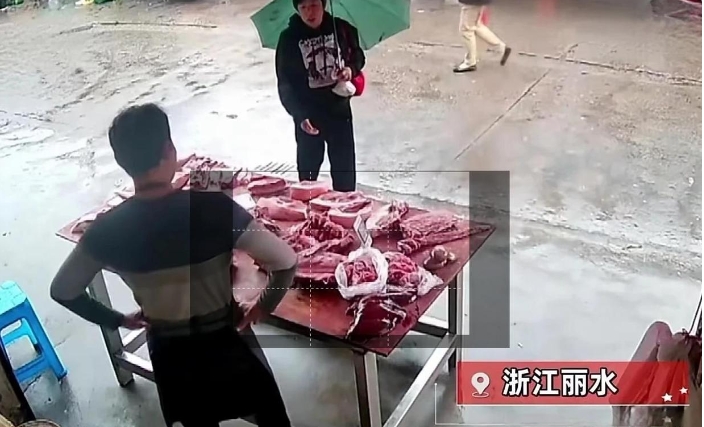 这个老板火了！”浙江丽水，女子硬着头皮走进猪肉摊，恳求老板：“能给我一点猪油吗？