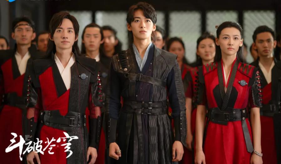 作为何洛洛由爱豆转型演员的首部作品，《斗破苍穹之少年归来》不仅成功证明了何洛洛的