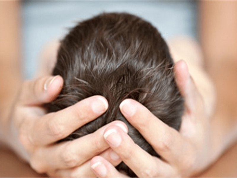 #宝妈育儿交流#  宝宝头上的胎垢到底是怎么来的，其主要有两点：

①出生后遗留