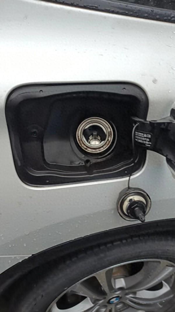 车主驶出加油站发现：油门没关！索赔千元

凌先生说，11月24日中午，他驾驶自己