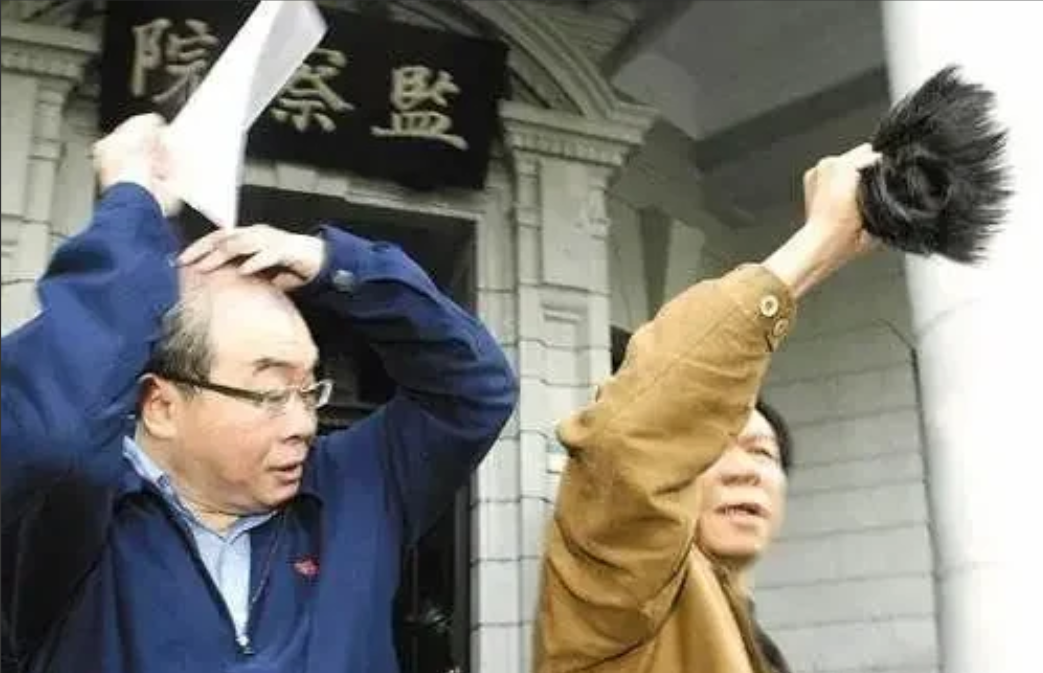 邱毅改邪归正了！热烈欢迎浪子回头金不换！前期邱毅站错了队，跟错了人，打错了对象。