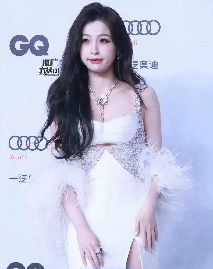 虞书欣最大的问题就是每次红毯出席活动的时候特别喜欢脸颊比心和嘟嘴，很小家子气。
