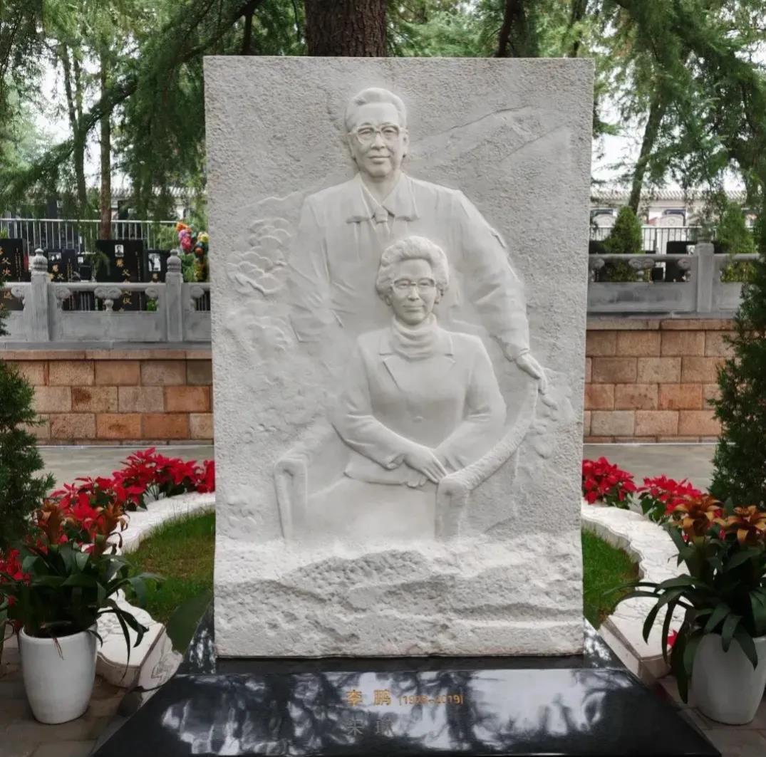 李鹏同志因病逝世后，遵照他生前留下的遗愿，他的骨灰被撒放在八宝山公墓的一棵树下，