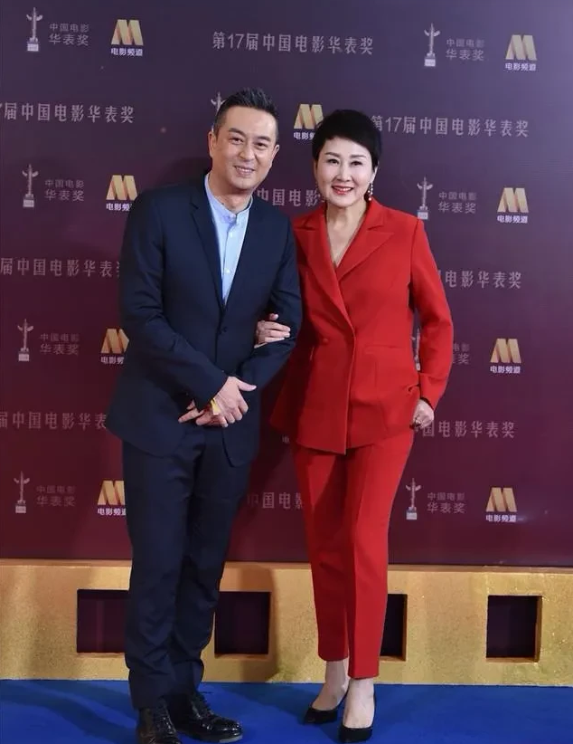 张凯丽，这气质，真让人赞叹不已。
和张嘉译出席活动，一身红色西装，格外的抢眼，一