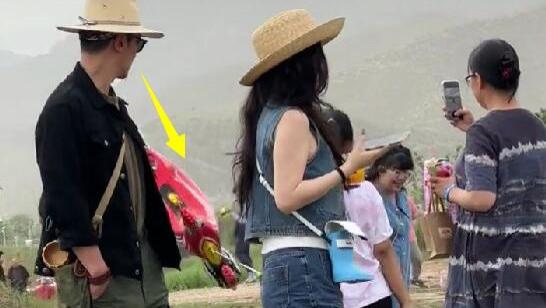 网友偶遇霍思燕游玩，疏于身材管理，“富态”十足！