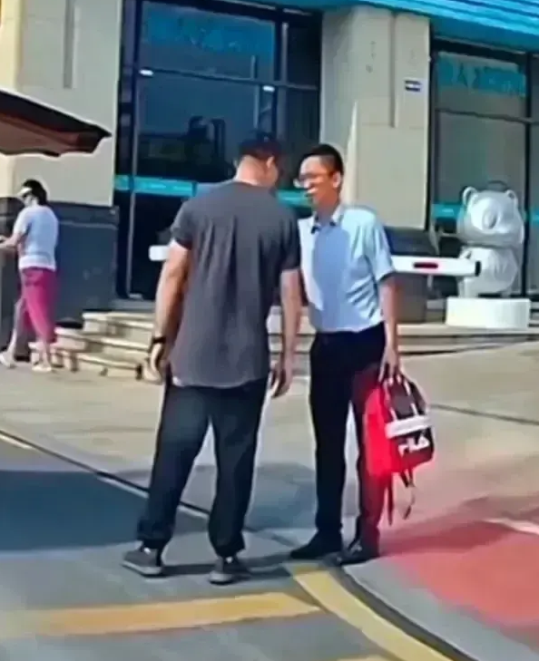 珠海绘威集团董事长陈丰登大老板堵门后续依旧扑朔迷离。首先，网友扒出手拿FILA包