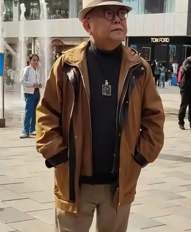 网友爆料这身行头从头到脚八九十万。一个普通的老百姓想都不敢想。会不会是高仿的呢。