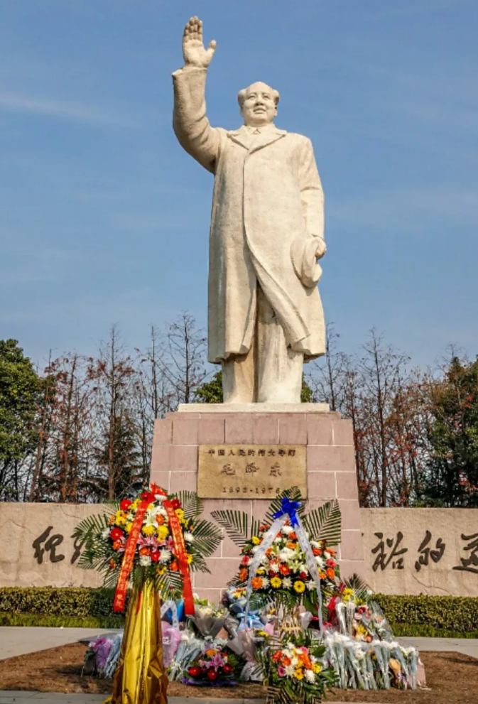 毛主席早年说过的一句话，“在中国搞资本主义行不通，只能成为帝国主义的附庸，对外软