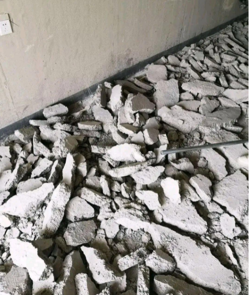 楼上业主未经楼下业主和物业管理同意，擅自拆除地面保护层，导致结构楼板出现裂缝。
