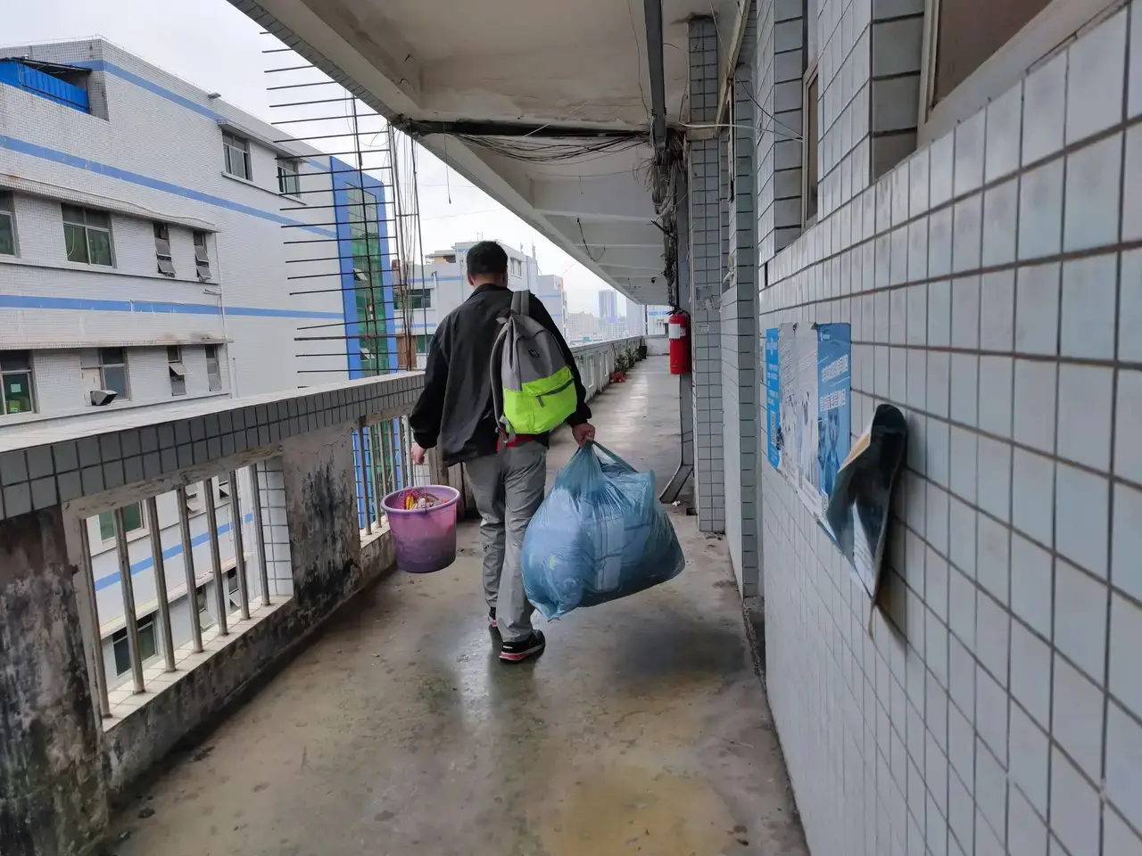 过年，打工人的心酸！
今天腊月二十七，我留广东没回家，在检查宿舍时，发现一个员工