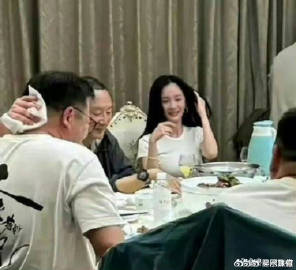 杨紫和大幂幂杨幂出席饭局直接素颜，这是对自己最大的认可自信啊 ​​​
