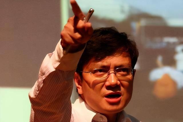 2012年，郑强调任贵州大学校长，强势整顿校风，结果在民主测评时他全校最低，成了