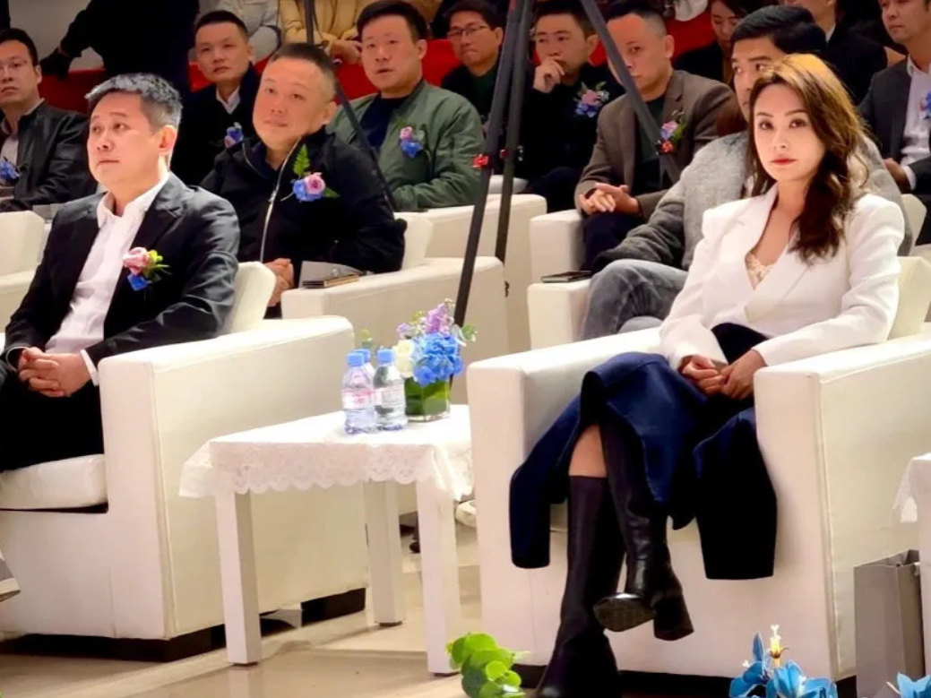 近日，阿娇钟欣潼现身武汉，本人真的好靓女，大眼睛小脸，五官立体精致，看上去特别年