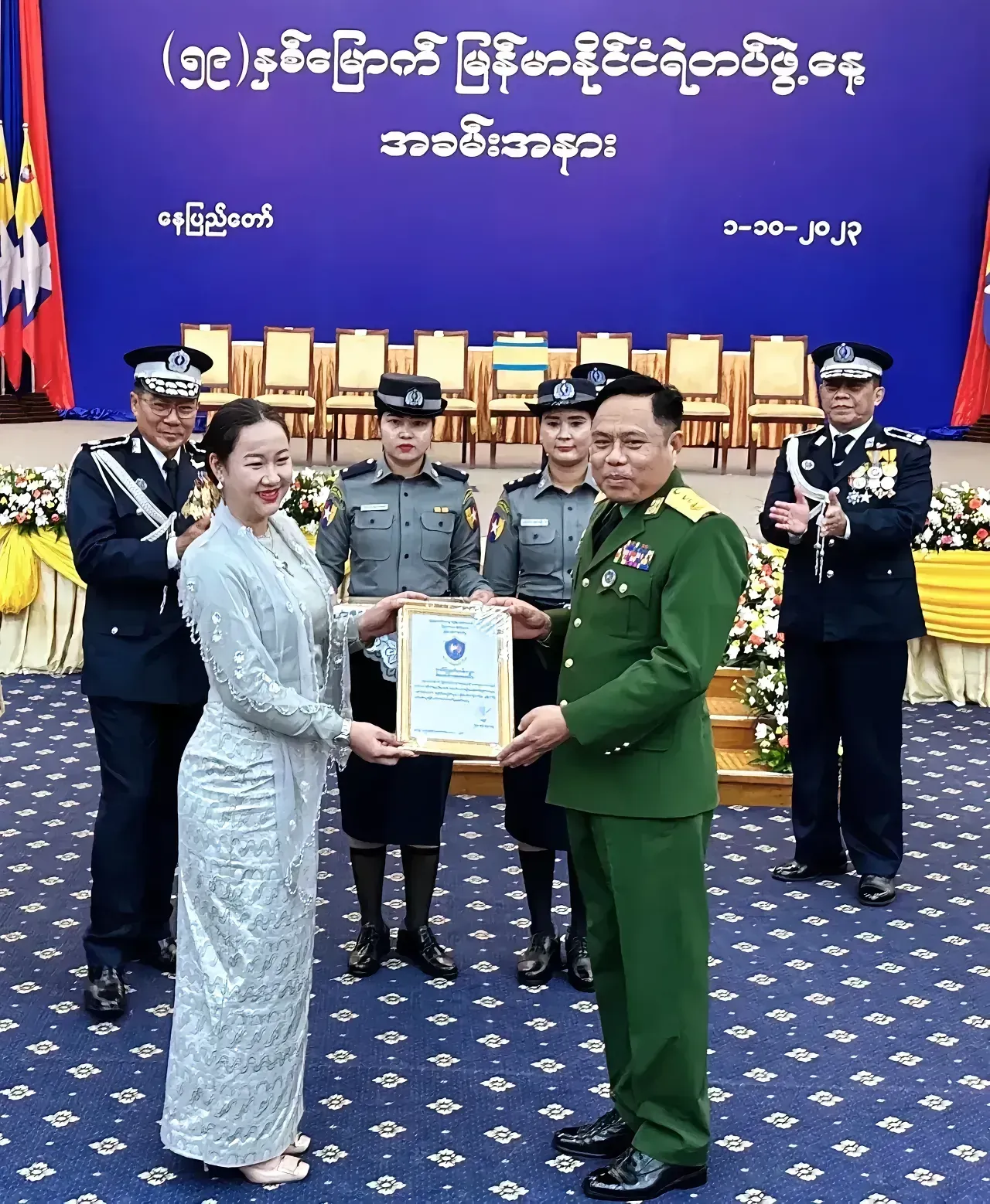 一个月前，缅北明家明珍珍在缅甸首都如沭春风般接过军政府颁发的荣誉勋章；那个时候笑