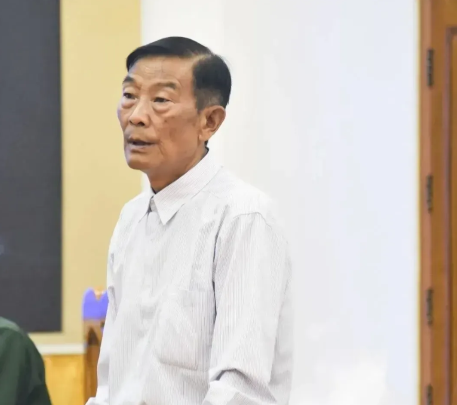 这个人就是缅甸白所成，电诈集团大佬，就是他制造的10月20日枪杀我同胞案，恳请中