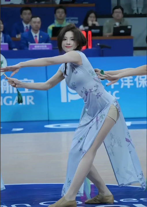杭州亚运会蕞红拉拉队队员
DY：蕞红沈肉肉
这位小姐姐毕业于杭州师范学院
现在是