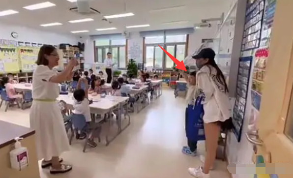 即使是明星，也难逃家长群的恶梦，9月6日，有网友曝光了黄晓明和Angelabab