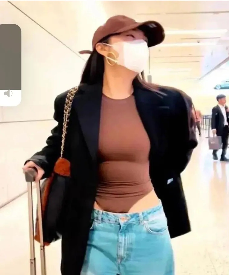 李菲儿穿连体内裤不惧走光，频靠打擦边球的她 成黄晓明最艳前女友
李菲儿因在机场的