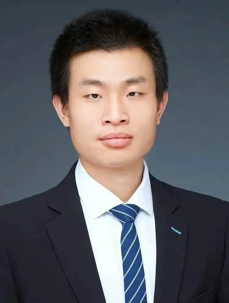 网传韦东奕因长期以来在授课质量、学术观点和教学方法等方面存在争议，最终选择了离开