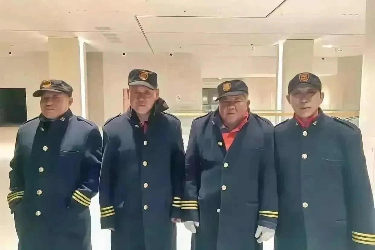 小区新招了4个保安，4人加起来8颗牙，说来也奇怪，他们上岗以来，至今零投诉。业主