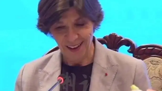 中国实施免签后，法国外长对该措施表示肯定，并表示了感谢。中国单方面免签，实际上是