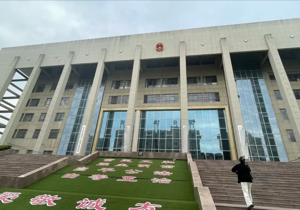 政府大楼为什么喜欢修这么多的台阶呢？其实对于在里面工人的人员来说台阶为零，因为小