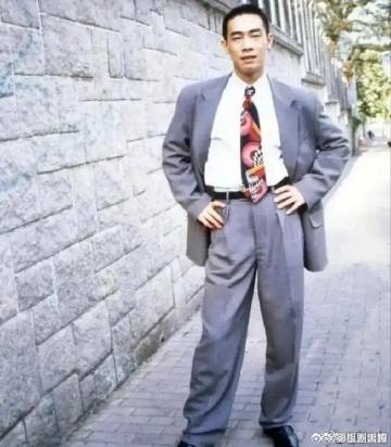 25岁的陈小春！像极了从南方大城市打工回老家的隔壁小哥吧