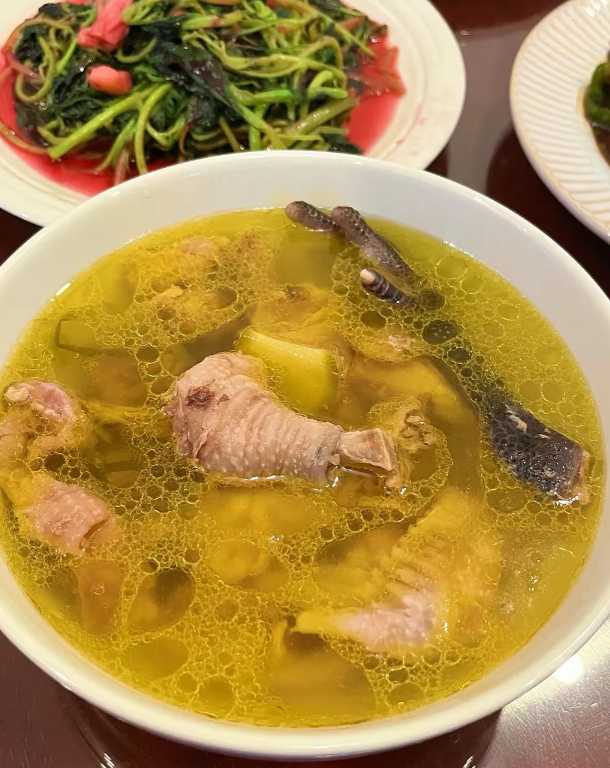 犹豫了很长时间，今天终于忍不住把做饭阿姨开掉了，跟她讲了很多次做菜不要放那么多油