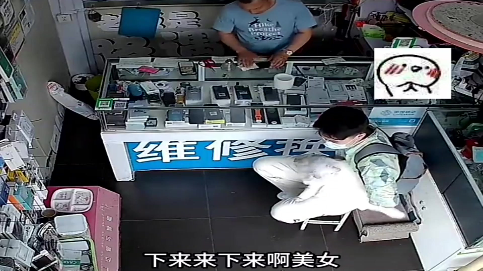 小伙在手机店内等手机，被店主的猫咪投怀送抱