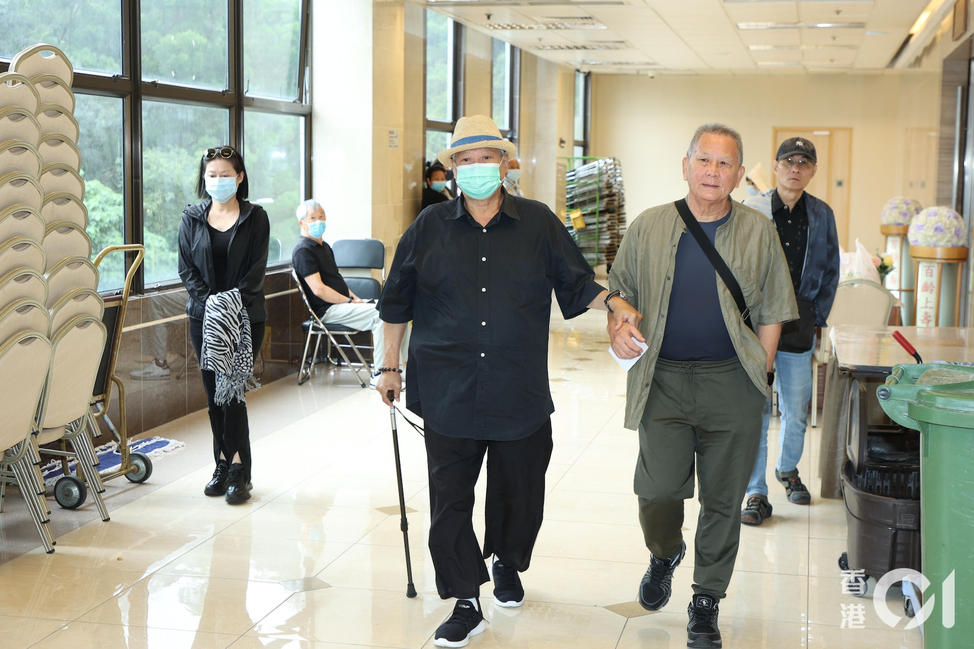 孟海今日出殡，老友洪金宝撑拐杖送别最后一程

董玮、钱嘉乐、杨明、卢惠光、程东等