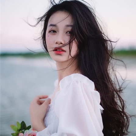 上联：白水泉边女子好，少女真妙；
下联：？
