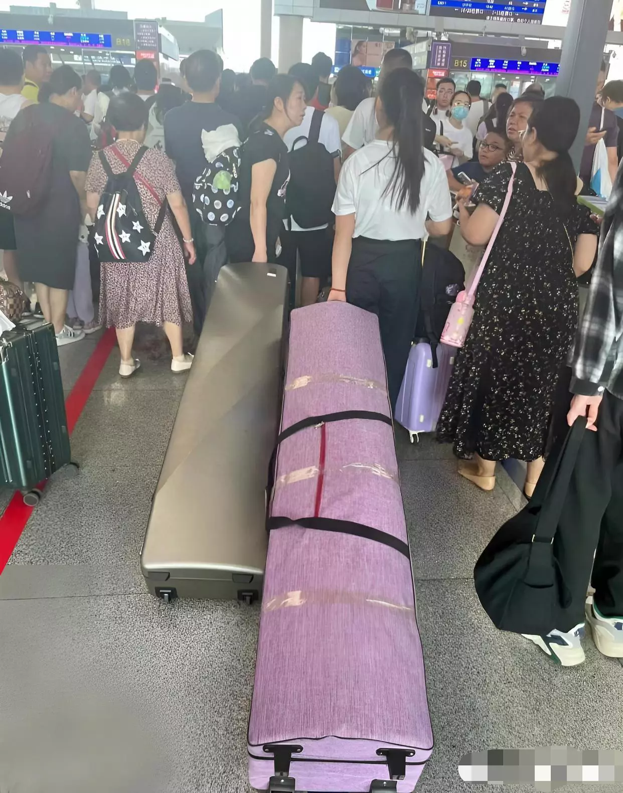 第一次见这么长的行李箱