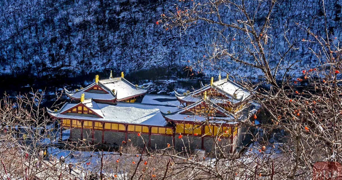 彩池、滩流、古寺、雪山……近日，四川阿坝，海拔3000多米的世界自然遗产松潘县黄