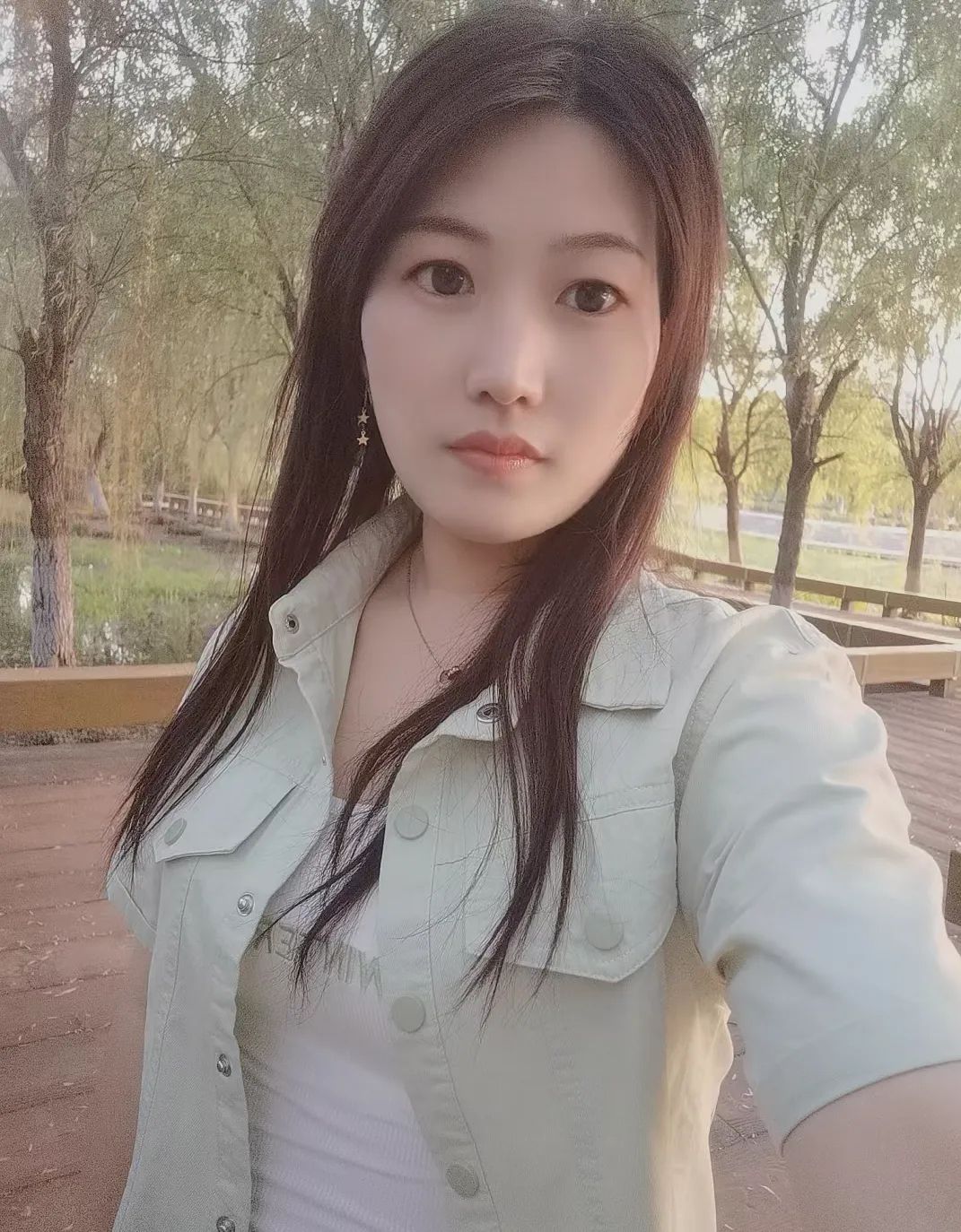 我闺蜜老公去世了两年多了，因为带着三个孩子一直未改嫁，她告诉我第一年还是挺伤心的