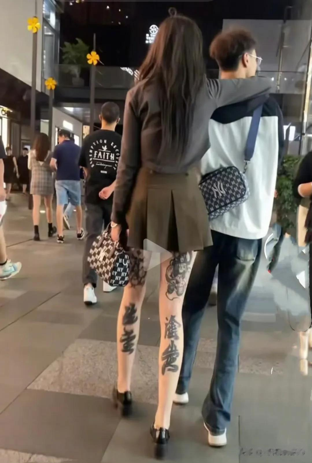 这腿上纹的四个字是什么❓ 这得找梁老道辨认[捂脸]