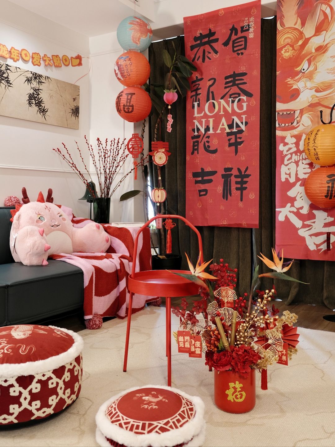 老公说，咱家新年氛围太浮夸了吧
东北人过春节就是要热热闹闹红红火火
提前一个月家